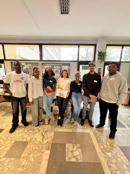 Grupa osób na korytarzu przegląda ubrania