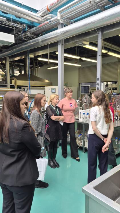 Grupa osób w laboratorium