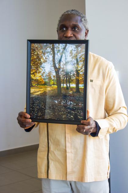 mężczyzna trzyma obraz