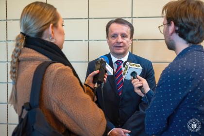 Rektor UPP Krzysztof Szoszkiewicz podczas udzielania wywiadu