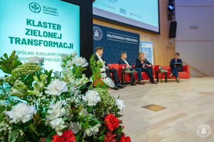 Grupa osób podczas panelu dyskusyjnego