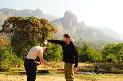 dwóch mężczyzn na tle przyrody