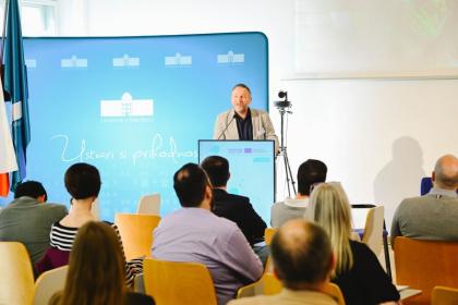 Mężczyzna podczas przemówienia