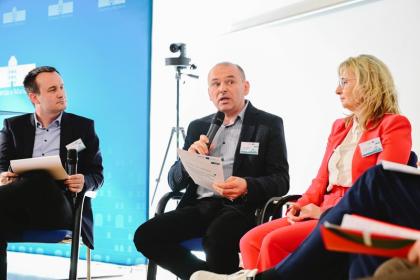 Trzy osoby podczas panelu 