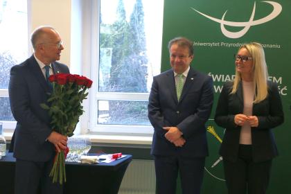 Grupa podczas uroczystości odsłonięcia tablicy