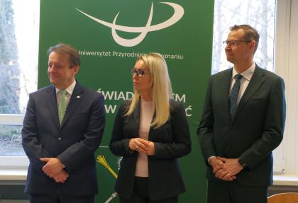 Grupa podczas uroczystości odsłonięcia tablicy