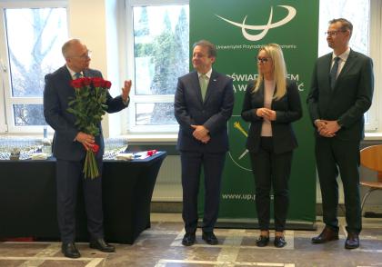 Grupa podczas uroczystości odsłonięcia tablicy