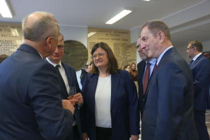 Grupa podczas uroczystości odsłonięcia tablicy