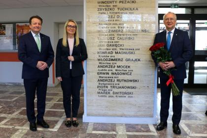 Grupa osób przy tablicy