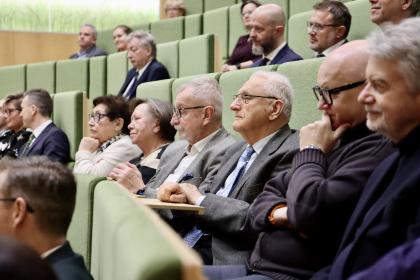 Grupa osób w sali wykładowej