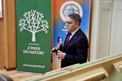 Mężczyzna podczas wykładu