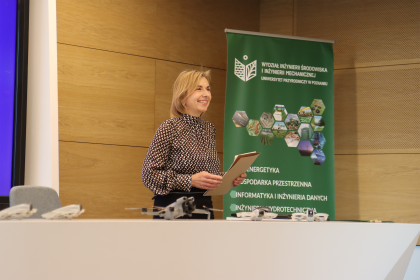 kobieta podczas przemówienia