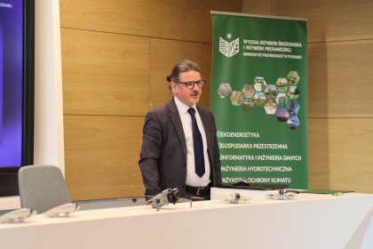 Mężczyzna podczas prezentacji