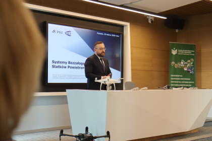 Mężczyzna podczas prezentacji