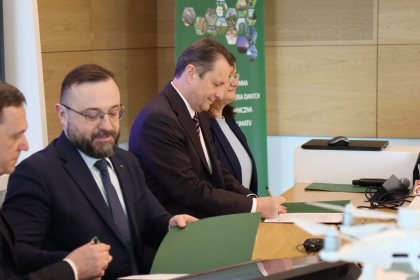 Osoby podczas podpisywania porozumienia 