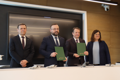 Grupa osób podczas podpisywania porozumienia