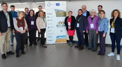 Grupa osób podczas spotkania