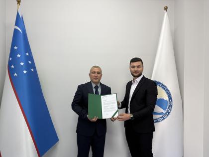 Dwóch mężczyzn trzymających w dłoniach teczkę 