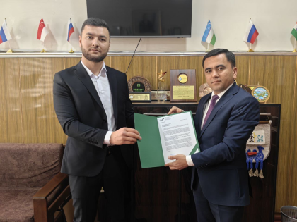 Dwóch mężczyzn trzymających w dłoniach teczkę z dokumentem