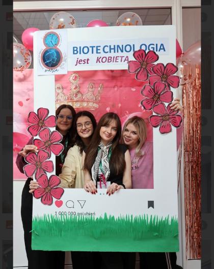 Kobiety pozują w fotoramce