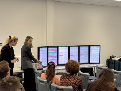 Grupa osób w sali wykładowej