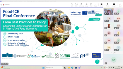 Grupa osób podczas prezentacji, na zdjęciu widoczny slajd prezentacji