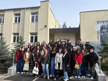 Grupa osób przed muzeum w Szreniawie