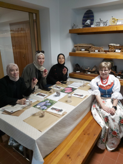 Grupa osób w muzeum w Szreniawie