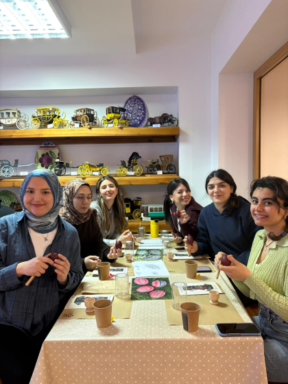 Grupa osób w muzeum w Szreniawie