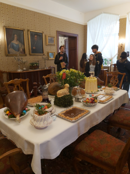 Grupa osób w muzeum w Szreniawie