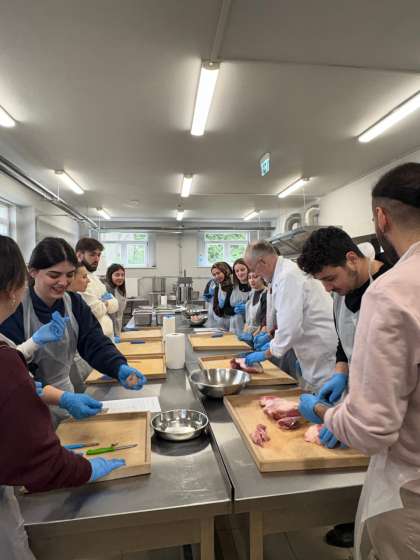 Grupa osób w muzeum w Szreniawie