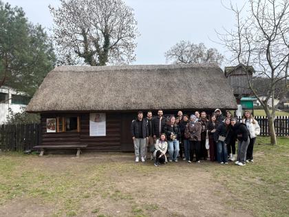 Grupa osób przed muzeum w Szreniawie