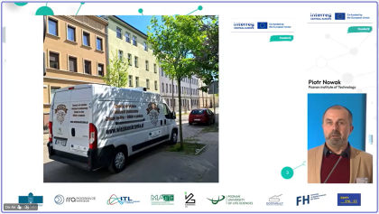 Mężczyzna podczas prezentacji, na zdjęciu widoczny slajd prezentacji