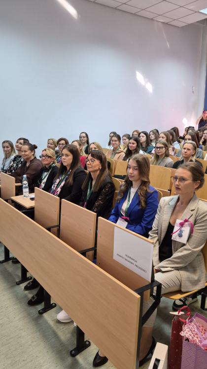 Grupa osób w sali wykładowej