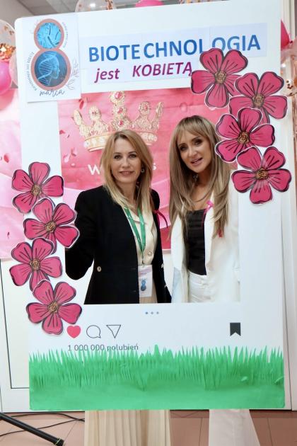 Dwie kobiety pozują do zdjęcia w fotoramce