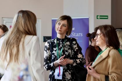 Trzy kobiety podczas rozmowy