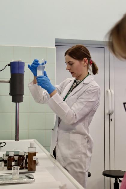  kobieta w laboratorium