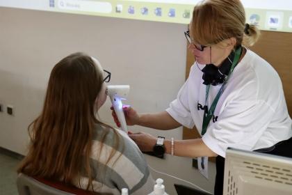 Kobieta podczas badania skóry