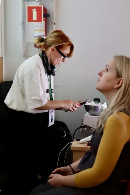 Kobieta podczas badania skóry