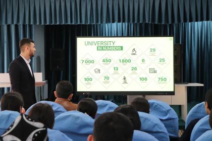 Mężczyzna podczas prezentacji