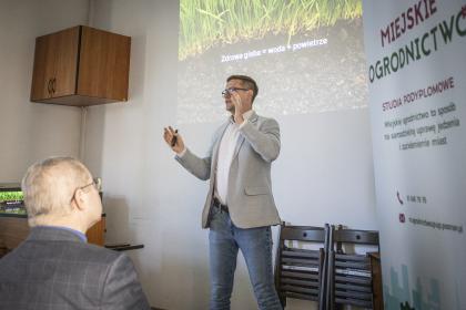 Mężczyzna podczas prezentacji