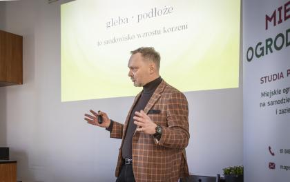 Mężczyzna podczas prezentacji