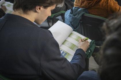 Mężczyzna przegląda czasopismo