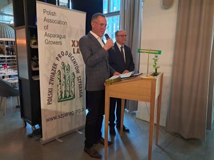 Dwóch mężczyzn podczas konferencji