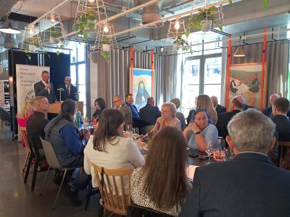 Grupa osób podczas konferencji