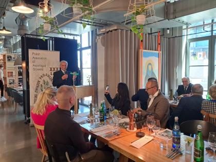 Grupa osób podczas konferencji