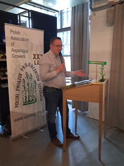 Mężczyzna podczas konferencji