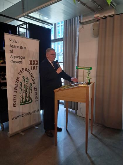 Mężczyzna podczas konferencji