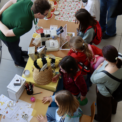 Studenci i goście podczas Poznańskiego Festiwalu Nauki i Sztuki na UPP