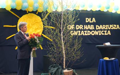 Mężczyzna podczas przemówienia